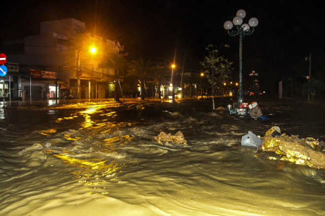 Tuyến đường Hùng Vương đoạn Ngã Ba Long Vân (TP Quy Nhơn), ngập trong biển nước. Ảnh: Trương Định