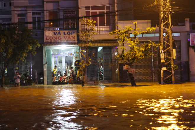 Bà Nguyễn Thị Bích Hạnh (61 tuổi, phường Trần Quang Diệu) cho biết, khoảng hơn 18h nước bắt đầu đổ xuống, nước tràn vào tận trong hè nhà tôi. “Nước đổ xuống nhanh quá, ngập hơn cả năm 2009. Tối nay mà trời mưa nữa chắc nước vô trong nhà luôn”, bà Hạnh nói.