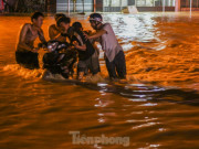 Tin tức trong ngày - Lũ xuống bất ngờ, xe cộ 'bơi' trong biển nước ở TP Quy Nhơn