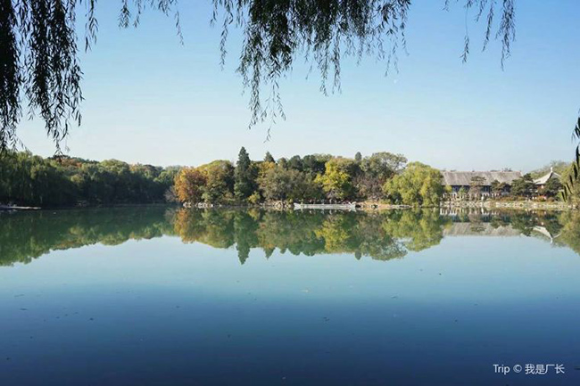 Hồ từng được cung cấp nước bởi sông Vạn Tuyền. Khu vực hồ Vị Danh là một phần của Thục Xuân viên vào thời nhà Thanh, Càn Long đã từng tặng khu vườn cho vị tướng được sủng ái của mình là Hòa Thân.
