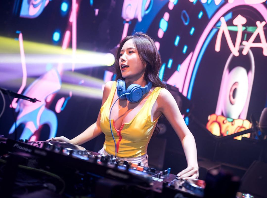 Không ít người thắc mắc, tại sao các DJ thường ăn vận gợi cảm. Một số&nbsp;DJ Việt từng chia sẻ, DJ không chỉ cần có tài mà cũng cần có sắc, họ diện trang phục sexy cũng để tăng thêm không khí cho màn trình diễn. Ngoài ra, điều này cũng là phù hợp với hoàn cảnh.