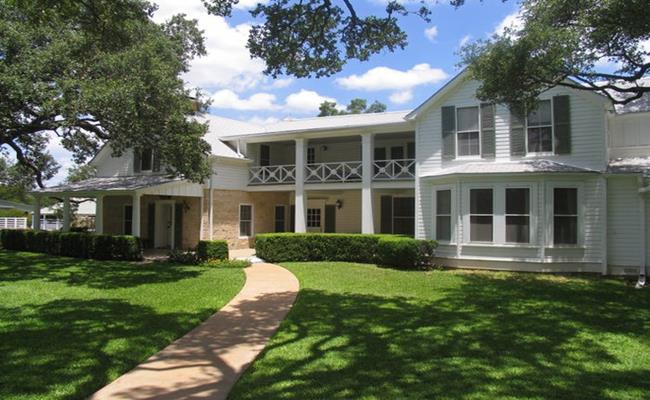 Căn biệt thự của cựu tổng thống Lyndon Johnson tại thành phố Johnson, bang Texas từng được mệnh danh là "Nhà Trắng của Texas".

