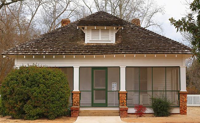 Kết thúc nhiệm kỳ, cựu tổng thống Jimmy Carter trở về ngôi nhà ở thành phố Plains, bang Georgia.
