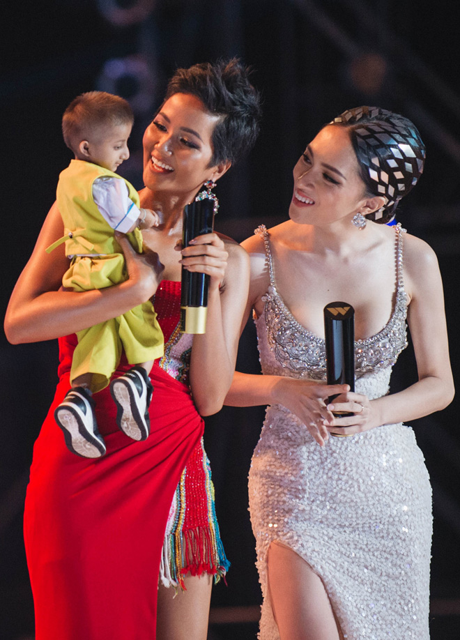 Hoa hậu H'Hen Niê bế cậu bé tí hon trên tay trong một sự kiện hơn 1 năm trước