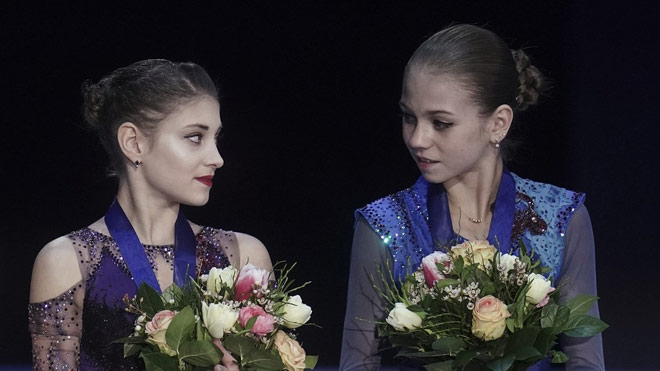 Alexandra Trusova (phải) xuất sắc đánh bại nhà vô địch châu Âu&nbsp;Alena Kostornaia