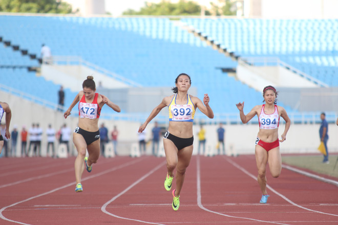 Tú Chinh (392) đạt thành tích 11 giây 43 ở nội dung 100m giành HCV. Ảnh Ngọc Tú