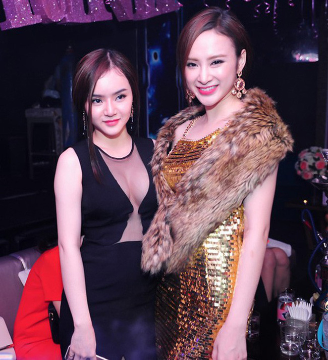 Khi dự sự kiện với người chị nổi tiếng, Phương Trang gây chú ý không kém với vẻ sexy.
