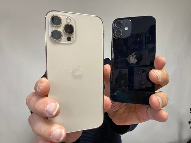 Sự cách biệt về kích cỡ giữa iPhone 12 Mini và iPhone 12 Pro Max.