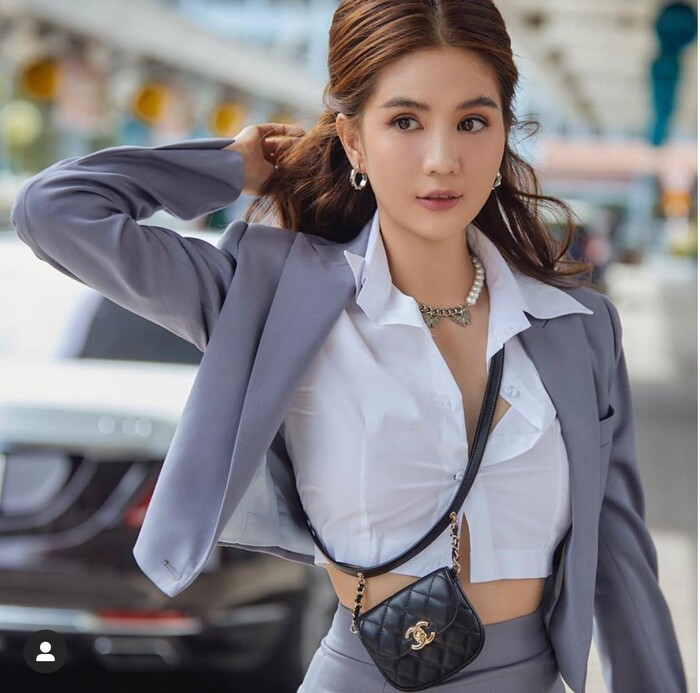 "Nữ hoàng nội y" diện áo sơ mi dạng crop-top với chỉ 1 cúc áo như sắp bung