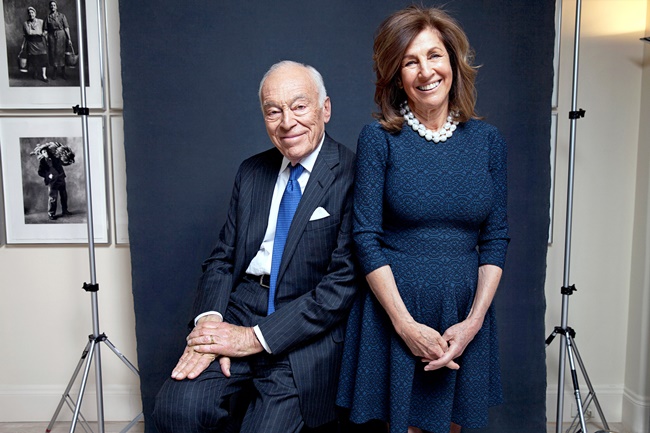 Leonard Lauder và Judith Glickman Lauder có tài sản ròng là 19,7 tỷ USD. Cặp vợ chồng này quyên góp cho các ủy ban và siêu ủy ban hành động chính trị (super-PACs) ủng hộ ông Biden 2.800 USD. 
