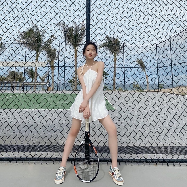 Sân tennis, sân golf là một trong những bối cảnh chụp hình được nhiều người đẹp ưa chuộng. 
