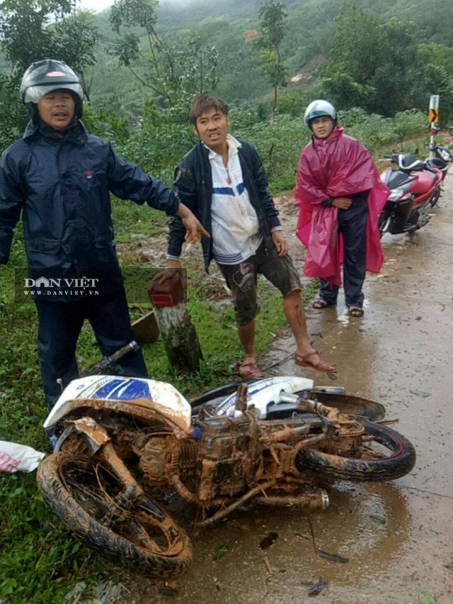 Một trong số 2 người thoát nạn nhưng bị thương (người đứng giữa, ảnh CTV Anh Thư Hà cung cấp).