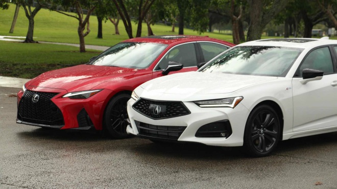 2021 Lexus IS (màu đỏ) và 2021 Acura TLX (màu trắng).