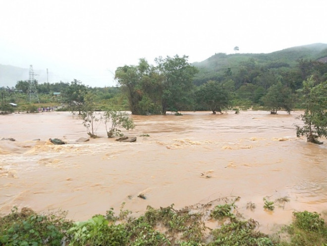 Lũ tại các sông ở Phú Yên đến Khánh Hòa đã đạt đỉnh, nguy cơ cao xảy ra lũ quét, sạt lở đất và ngập úng. (Ảnh: Báo Giao thông)