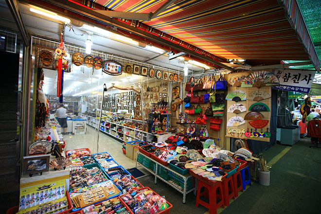 Các cửa hàng quà lưu niệm truyền thống Hàn Quốc được bày bán tại chợ Gukje