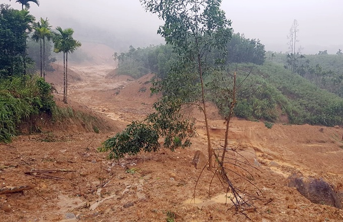 Một ngôi làng ở Quảng Ngãi bị vùi lấp sau tiếng nổ lớn - 1