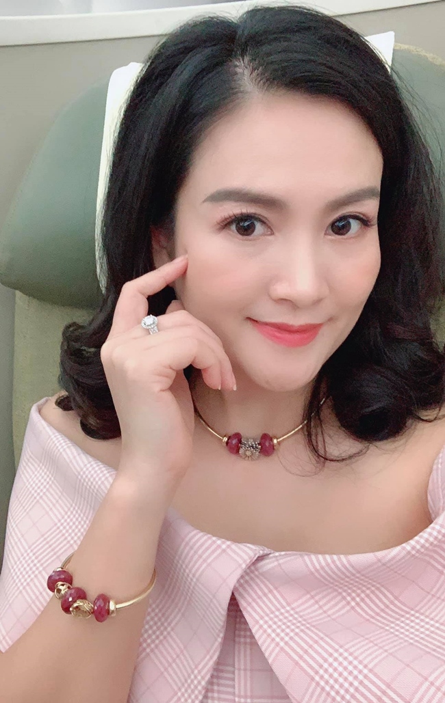 Nhan sắc bà xã Bình Minh ngày càng thăng hạng. Dù hơn chồng 4 tuổi song Anh Thơ luôn biết cách làm mới bản thân với trang phục trẻ trung, thanh lịch nhưng vẫn toát lên sự sang trọng.
