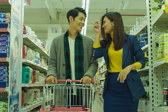 Cũng trong "Tuổi thanh xuân", cặp đôi do Kim Tuyến đóng cùng Shin Jae Ha được khán giả yêu thích không kém cặp diễn viên chính. Trên thực tế, nữ diễn viên người Việt hơn bạn diễn người Hàn tới 6 tuổi.
