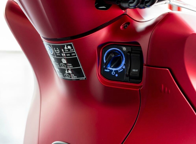 Hệ thống Smart Key của Honda cũng có khả năng bật cả yên ngồi sau, cũng khi thùng đựng đồ 35 lít đặt ở trên.
