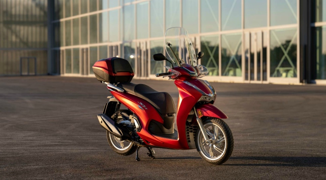 2021 Honda SH350i với những cải tiến và trang bị động cơ eSP+ đã đạt tiêu chuẩn khí thải Euro 5, khi có mức tiêu thụ nhiên liệu chỉ 30 km/lít và đạt được quãng đường đi xa mĩ mãn với bình xăng dung tích 9,1 lít.
