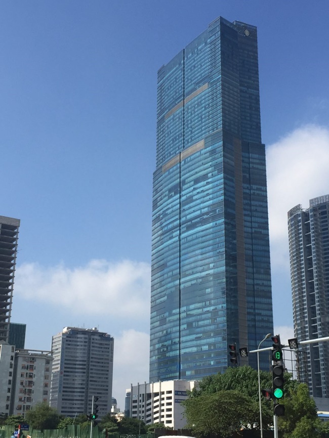 Land Mark 72 nằm trong khu phức hợp  Keangnam Hanoi Landmark, bên cạnh là 2 tòa chung cư cao cấp 50 tầng với 922 căn hộ từ tầng 6 đến tầng 50. 
