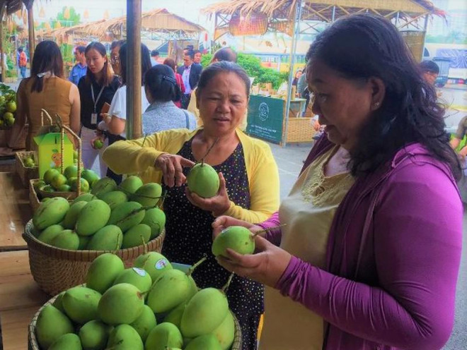 Xoài cát Hoà Lộc được giới thiệu trong tuần hàng đặc sản Đồng Tháp&nbsp; tại TP.HCM. Ảnh: TÚ UYÊN