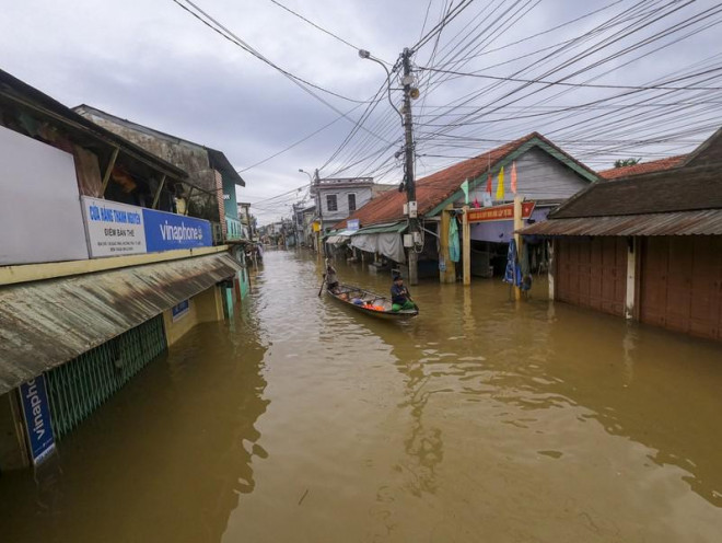 Trưa 12-11, nhiều nơi ở Thừa Thiên - Huế nước vẫn đang ngập sâu. Ảnh: NGUYỄN DO