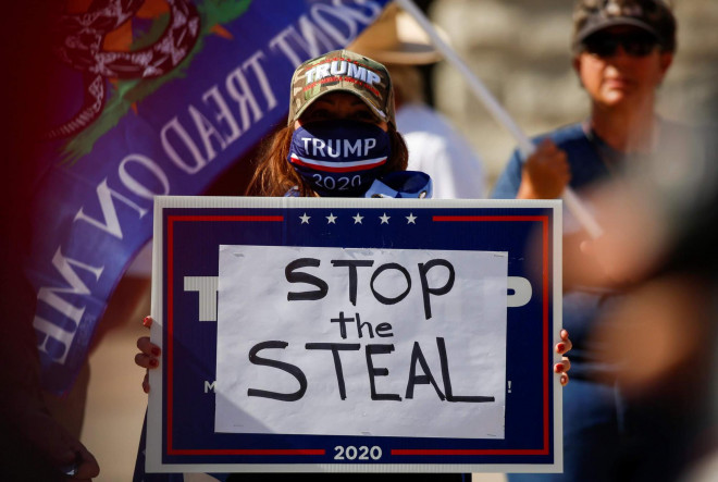 Một người ủng hộ ông Trump giơ tấm bảng "Ngừng đánh cắp (bầu cử) ở bang Arizona hôm 7-11. Ảnh: Reuters