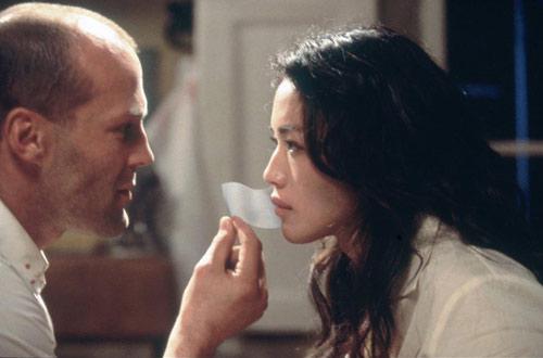 Thư Kỳ cùng nam tài tử Jason Statham trong phim Người vận chuyền 2002.