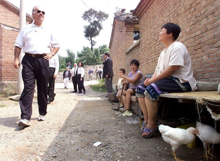 Ông Biden đến thăm ngôi làng nghèo ở Trung Quốc năm 2001 (ảnh: SCMP)