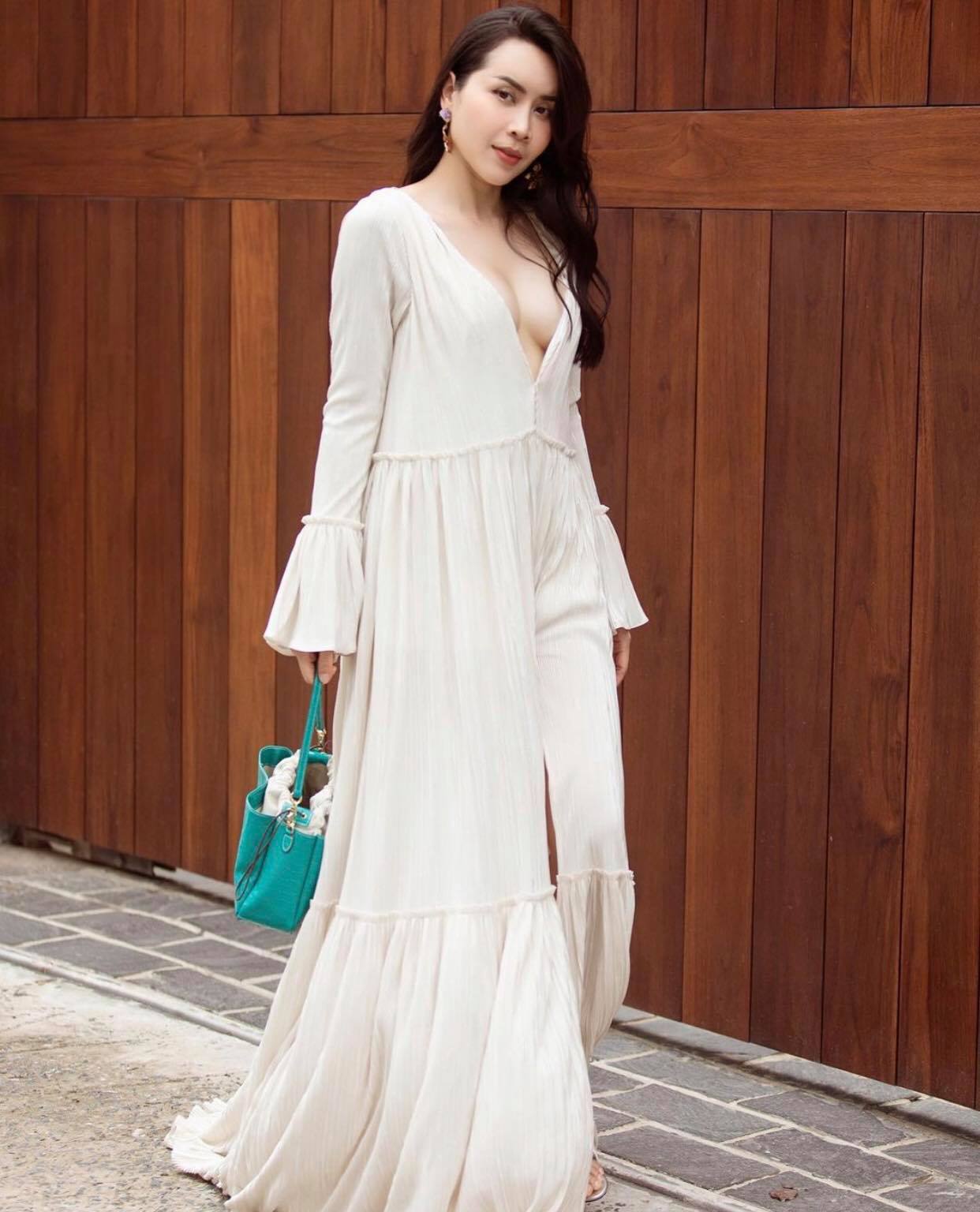 Lưu Hương Giang chọn mặc chiếc váy trắng dài mềm mại.