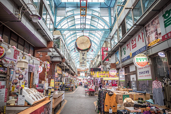 Một góc chợ Danyang Gugyeong với đầy đủ loại sản phẩm được bày bán