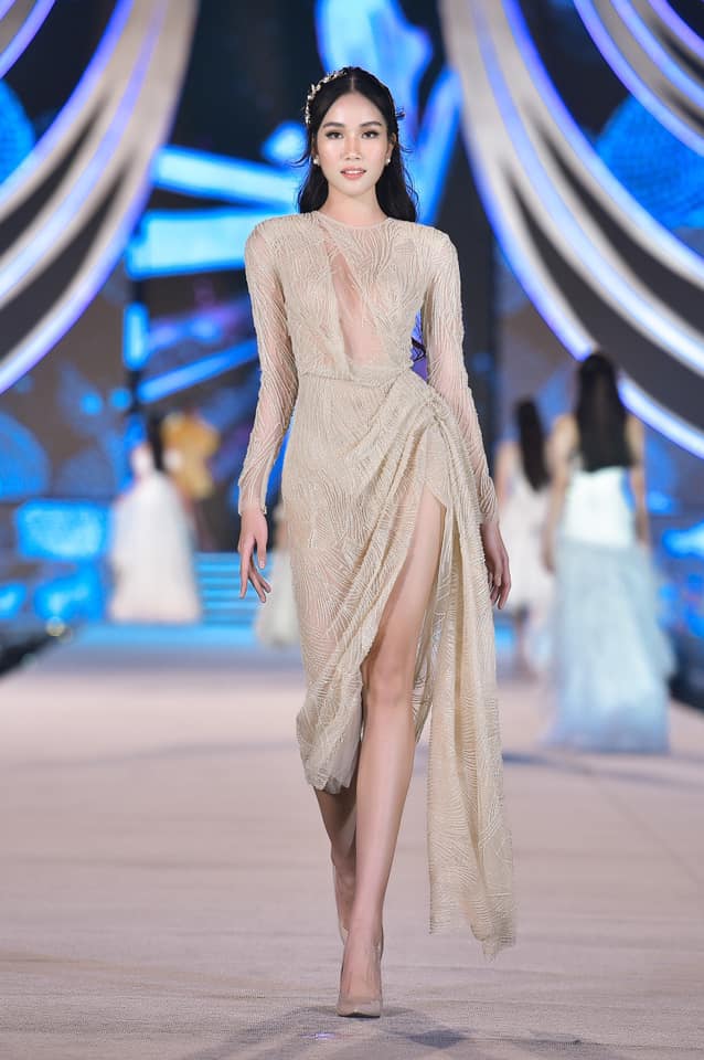 Phương Anh tự tin catwalk trên đường băng dài 40m tại đêm trình diễn Người đẹp thời trang.