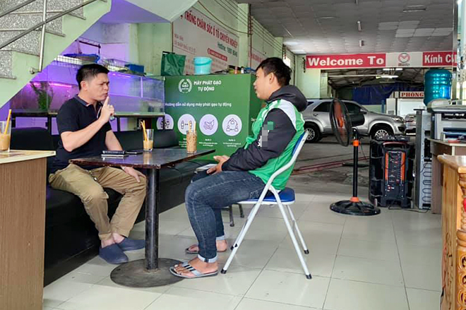 Anh Bình (mặc áo xanh)&nbsp;cho biết sẽ hỗ trợ cho anh Đức (ngồi bên phải) học nghề và học lái xe ô tô.