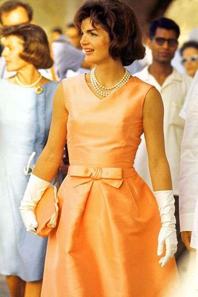 Biểu tượng thời trang Jacqueline Kennedy (phu nhân tổng thống Mỹ John F. Kennedy) thường chuộng thiết kế của các nhà mốt Pháp, nhưng Oscar de la Renta là một ngoại lệ