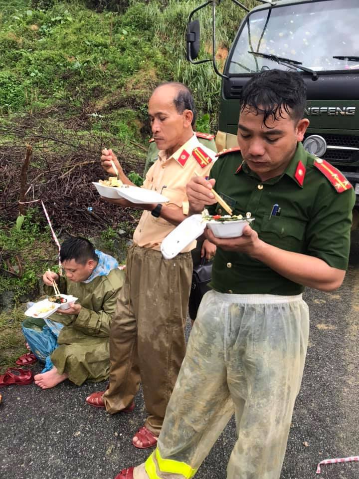 Xúc động cảnh ăn vội, đội mưa tìm người mất tích do sạt lở đất ở Quảng Nam - 3