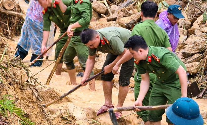 Xúc động cảnh ăn vội, đội mưa tìm người mất tích do sạt lở đất ở Quảng Nam - 5