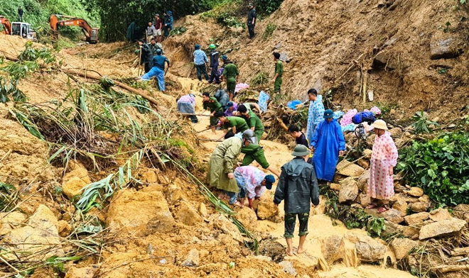 Lực lượng chức năng tìm kiếm nạn nhân mất tích.