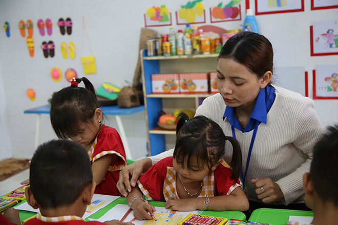 Cô Linh tận tâm dạy dỗ từng học trò nhỏ