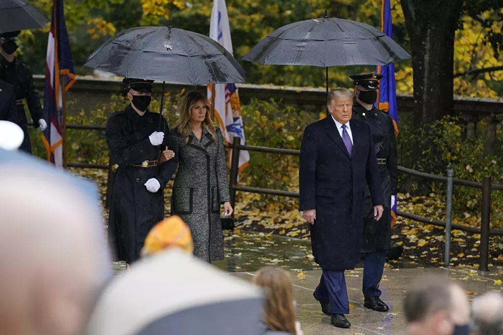 Bà Melania đi phía sau ông Trump khi cả 2 tham dự buổi lễ đặt vòng hoa nhân dịp kỷ niệm Ngày Cựu chiến binh tại nghĩa trang quốc gia Arlington, bang Virginia, Mỹ hôm 11/11. Ảnh: AP