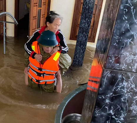 Lực lượng chức năng xã Bắc Trạch, Bố Trạch (Quảng Bình) lội nước đưa người mắc kẹt trong lũ ra ngoài