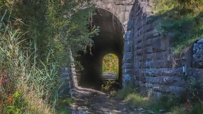 Những địa điểm bí ẩn và đáng sợ nhất xứ sở lá phong - 5