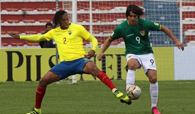 Ecuador (áo vàng) chơi rất quyết tâm&nbsp;trên sân Bolivia