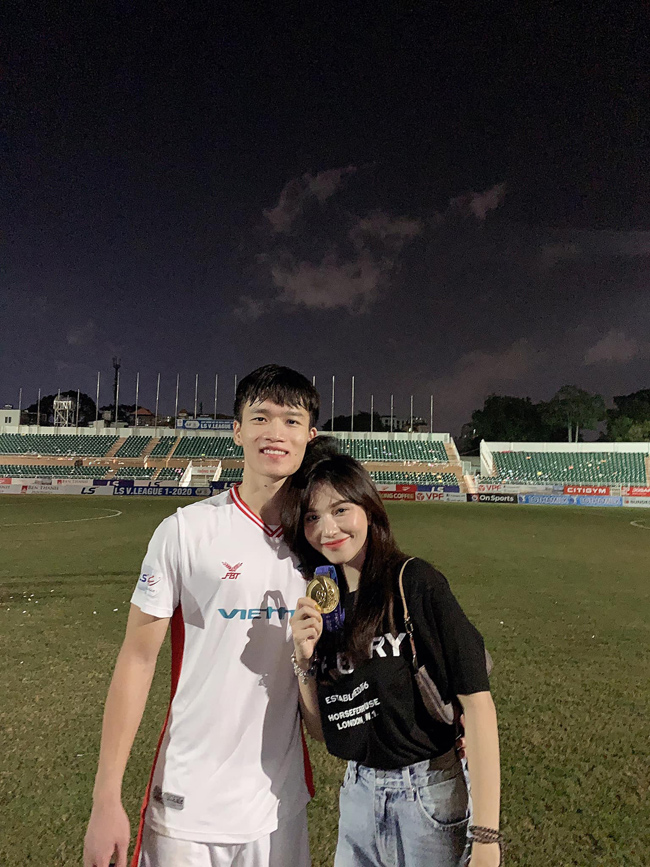 Hoàng Đức (sinh năm 1998) thuộc CLB Viettel là một trong những tài năng trẻ sáng giá của bóng đá Việt Nam. Anh chàng có chuyện tình đẹp như mơ cùng cô bạn gái Nguyễn Gia Hân (sinh năm 1997). 
