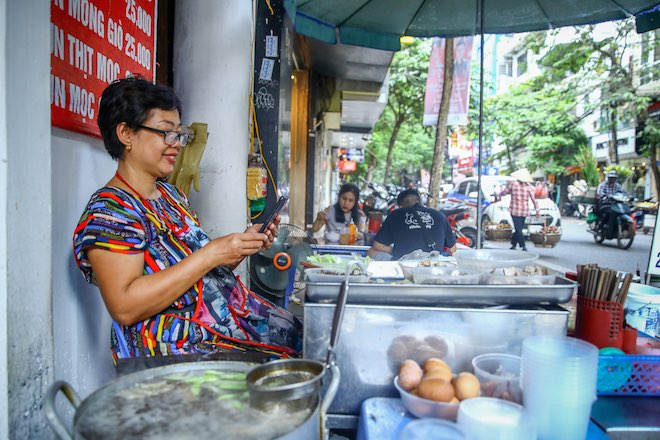 Bộ Thông tin và Truyền thông đẩy mạnh chuyển đổi số bằng việc phổ cập smartphone giá rẻ chỉ từ 600.000 đồng.