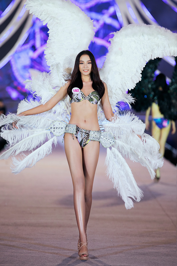 &#34;Ngã ngửa&#34; với phiên bản lỗi Victoria&#39;s Secret Show của Hoa hậu Việt Nam 2020 - 10