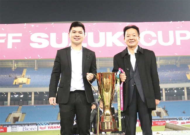 Lúc đảm nhận chức chủ tịch câu lạc bộ Hà Nội, ông Đỗ Vinh Quang là chủ tịch CLB trẻ nhất trong lịch sử bóng đá chuyên nghiệp Việt Nam. 
