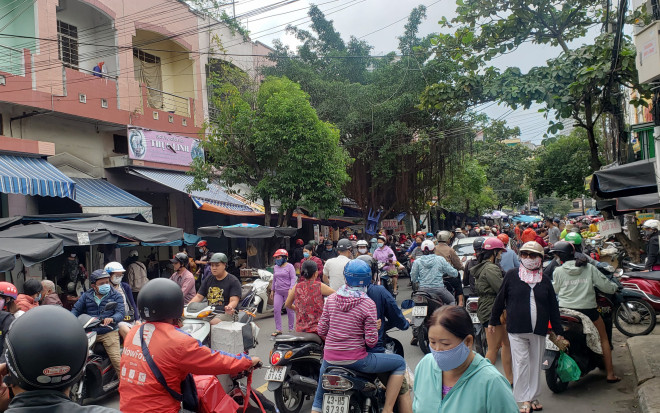 Trong sáng nay, rất đông người dân cũng hối hả đi mua các nhu yếu phẩm, thực phẩm và đồ dùng cần thiết. Ghi nhận tại chợ Đống Đa (quận Hải Châu), người dân chen chúc đi chợ.&nbsp;Ảnh: Giang Thanh