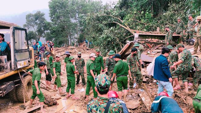 Lực lượng Công an cùng phối hợp với lực lượng khác&nbsp; tìm kiếm các nạn nhân bị vùi lấp do sạt lở tại Bắc Trà My, Quảng Nam.