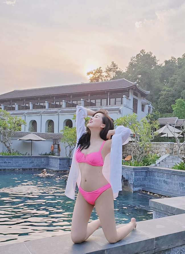 Sở hữu nhan sắc xinh đẹp cùng thân hình quyến rũ, Cao Thái Hà là nghệ sĩ &#34;chăm&#34; diện bikini nhất nhì showbiz Việt.


